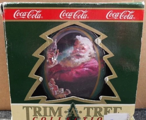 04566-2 € 7,50  coca cola ornament blikje ( 1x zonder doosje) kerstman met flesje.jpeg